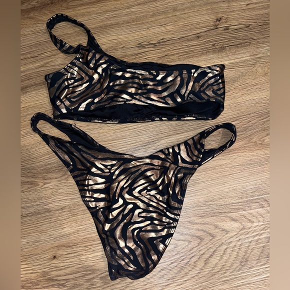 Forever 21 Swimsuit set - Picture 2 of 3